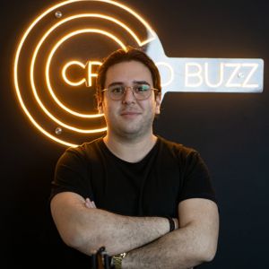 Logo oficial de Cripto Buzz YouTube dedicado a reseñas, tendencias y estrategias de inversión en criptomonedas.